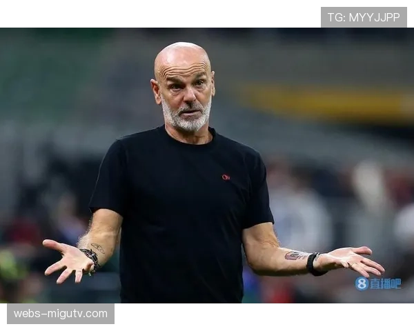 特写：AC米兰主帅皮奥利在对手通过后场组织突破压迫时，场边的焦急肢体语言